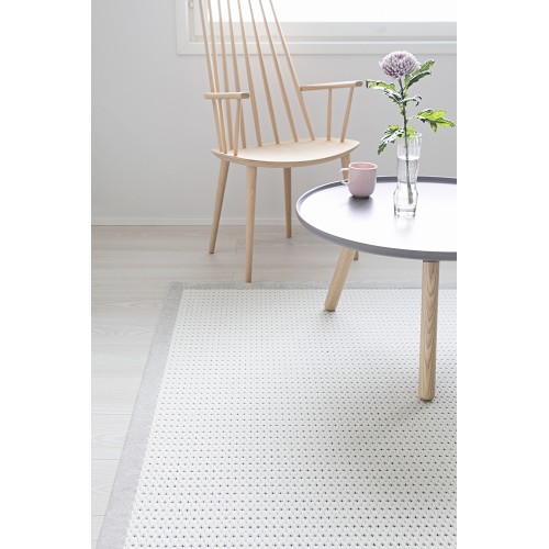 Biely kusový koberec Valkea z vlny a papierového vlákna od fínskeho výrobcu VM-Carpet