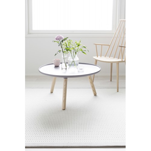 Biely kusový koberec Valkea z vlny a papierového vlákna od fínskeho výrobcu VM-Carpet