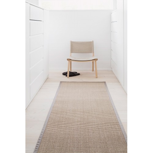 Sivý kusový koberec Sisal z prírodného sisalu od fínskeho výrobcu VM-Carpet
