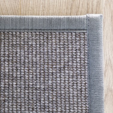 Šedý kusový koberec Esmeralda tkaný z vlny a papírového vlákna od finského výrobce VM-Carpet