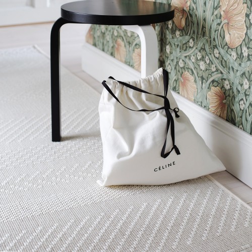 Biely kusový koberec Matilda fínskej značky VM-Carpet z vlny a papierového vlákna