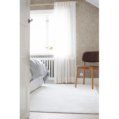 Biely kusový shaggy koberec z polyamidu Hattara od fínskeho výrobcu VM-Carpet